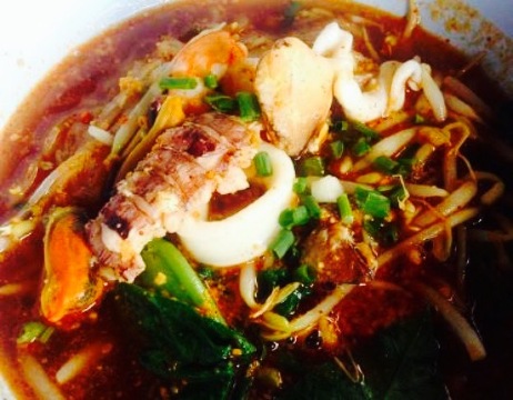 Tomyam Noodle Rim Khuean