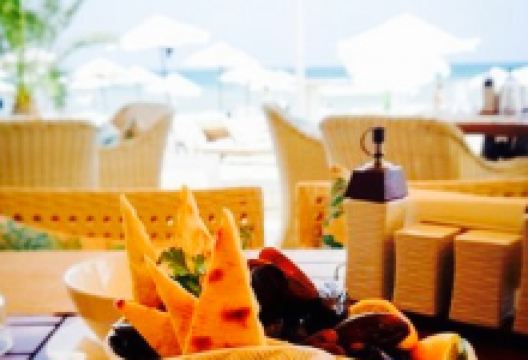 FIRST LINE Restaurant & Bar美食图片