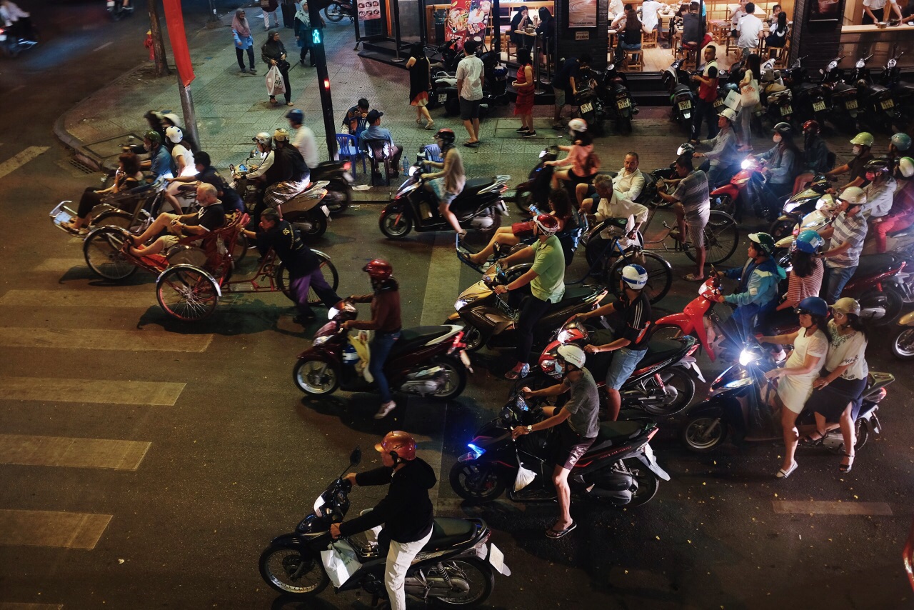 摩托车大军，过马路是个技术活