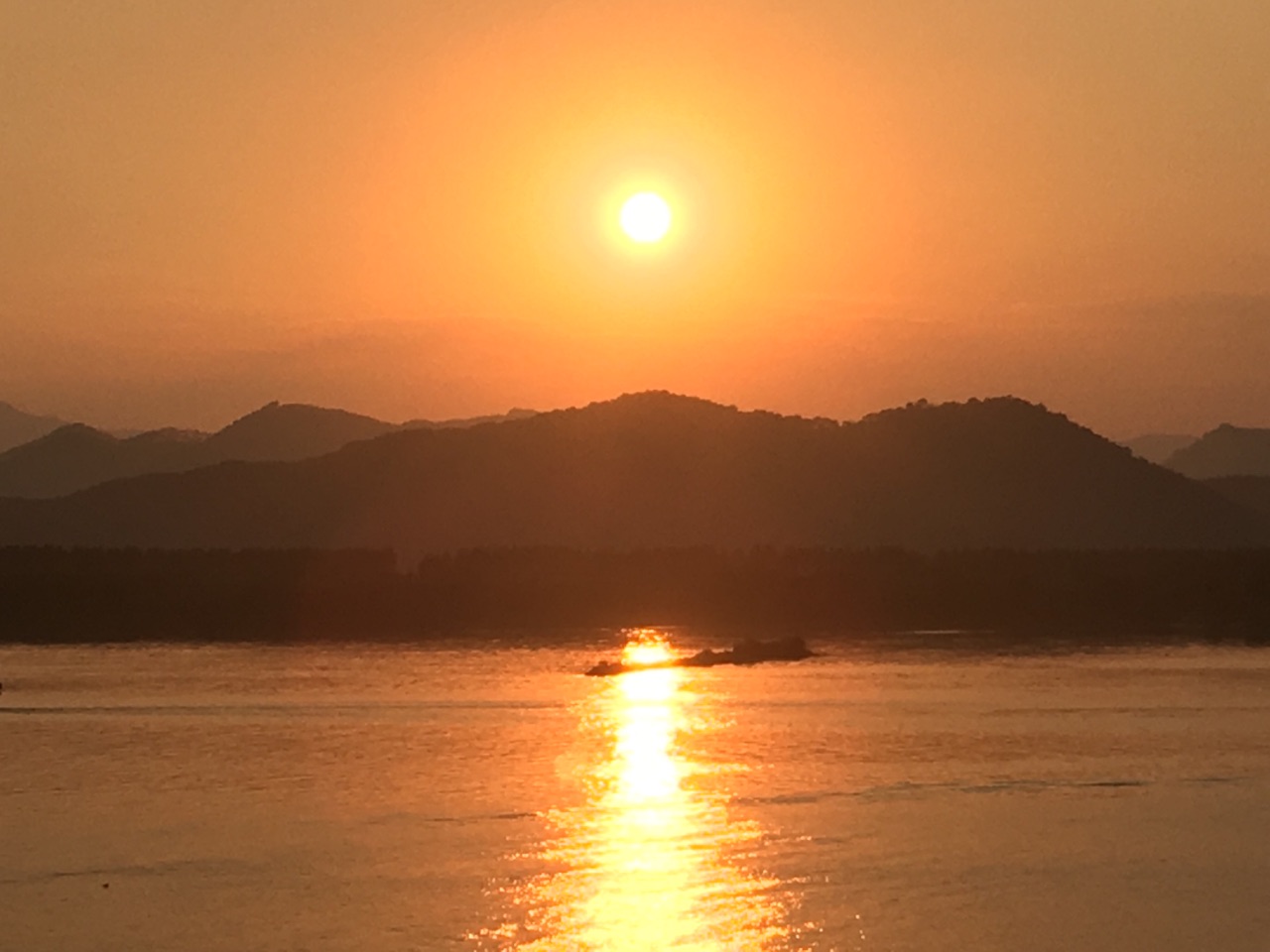 夏语之又见夕阳 今日气温高达36度，天气闷热。下班后带抹茶去江边游泳。又见夕阳。 狠心把抹茶抛入江中