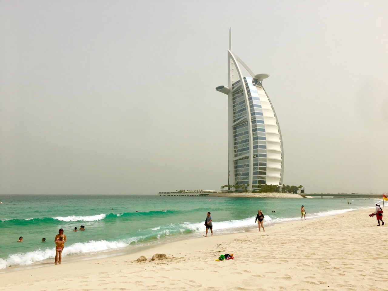 迪拜帆船酒店 阿拉伯塔酒店因外形酷似船帆，又称帆船酒店，酒店建在离沙滩岸边280米远的波斯湾内的人工