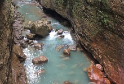 云龙地缝-商业街购物图片