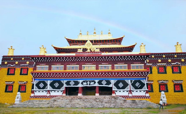 塔公寺，全名“一见如意解脱寺”，是藏传佛教萨迦派著名寺庙之一