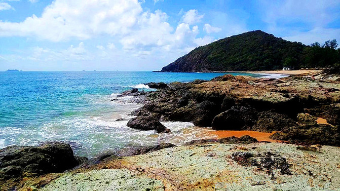 诗巫岛位于马来西亚柔佛州东海岸，长约6公里，宽1公里，岛上长满了郁郁葱葱的植被，岛上有绵长细白的沙滩