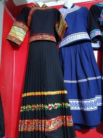 广西游记图片] 好漂亮的服装，在广西这个边远小城发现的一家定制民族服装的店