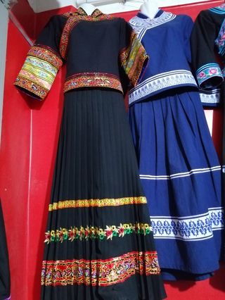 好漂亮的服装,在广西这个边远小城发现的一家定制民族服装的店