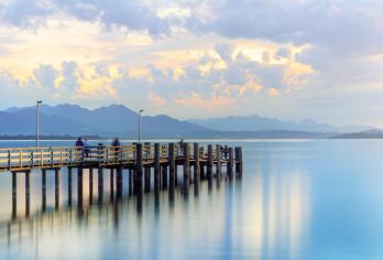 德国慕尼黑泰根湖+基姆湖一日游【[湖水倒映阿尔卑斯雪山+泰根修道院+男人岛+女人岛]】