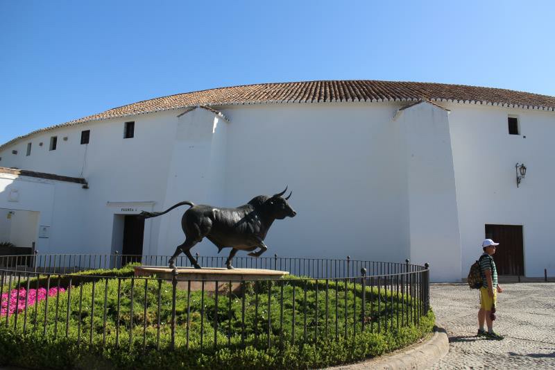 西班牙龙达斗牛场牛雕像