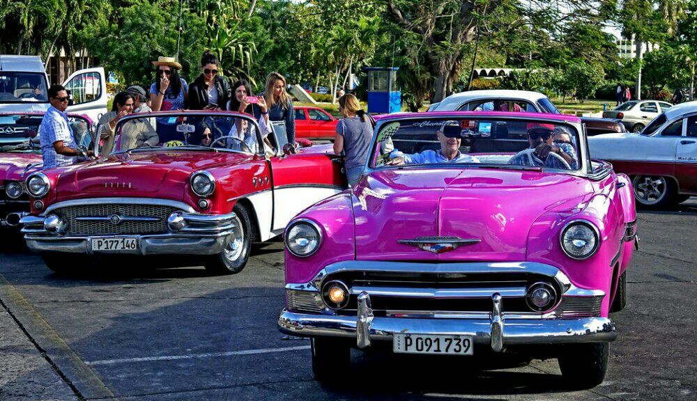 哈瓦那的老爷车 在现代高效率的社会生活久了，人的怀旧情结似乎有些增长，就好像《花样年华》中令人炫目的