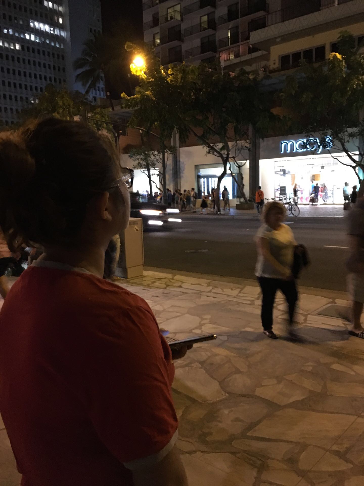 刚在夏威夷国王大道买的手机，拿媳妇儿试试相机