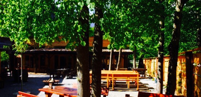 Kamp Lazar餐厅图片