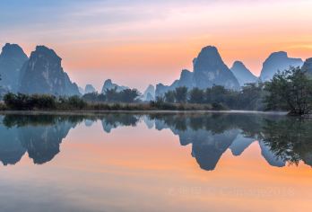 桂林漓江风景名胜区一日游【兴坪游船+兴坪遇龙竹筏】可选大小团【船游美丽的特色河流之桂林漓江，桂林山水精髓的所在，让您不虚此行！】