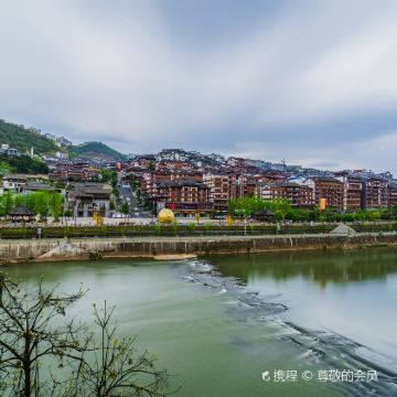 贵阳+黄果树景区+荔波+西江千户苗寨+镇远+梵净山+中国天眼景区+遵义+茅台镇8日7晚跟团游