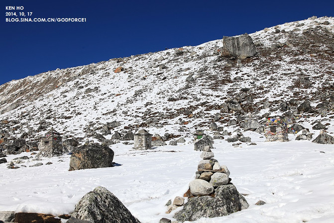 Lobuche那个“亡命坡”上的大量墓碑，为那些攀登珠峰而献身的众多英雄们致以最崇高的敬意。是你们征