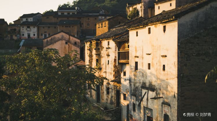 5-Day Huangshan Scenic Area + Chengkan Village+Xin' an River Landscape Gallery + Yangchang Tulou Buildings + Xixinan Scenic Area