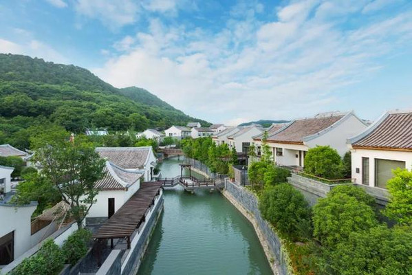 江南园林、水天一色、无边泳池、湖海料理、湖心膳舫、庭院spa、红BAR…这是宁波柏悦