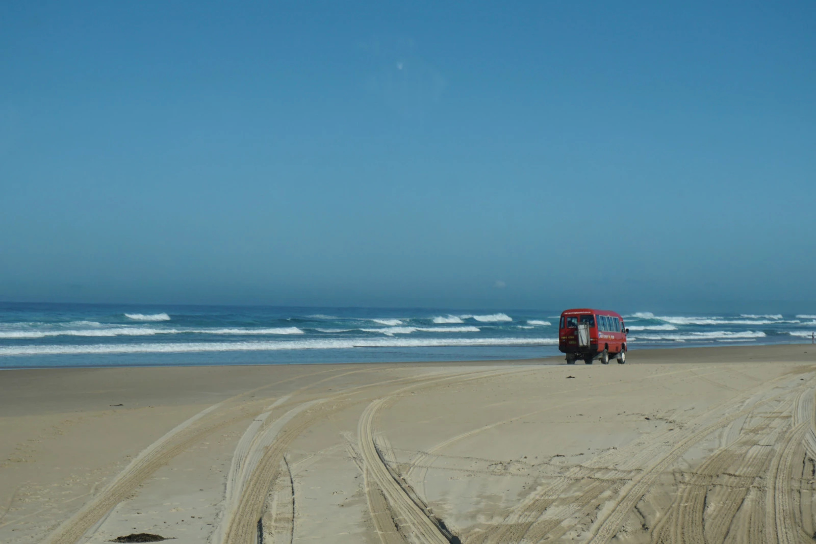 第二站，南半球最大的移动沙丘地安娜湾（Anna Bay），乘四驱车驰骋沙丘，体验滑沙快感，小肥在沙丘