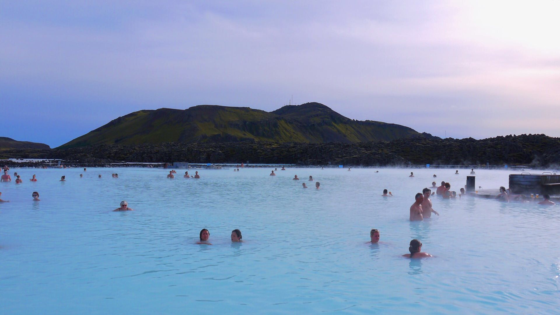 冰岛蓝泻湖，一个人泡温泉