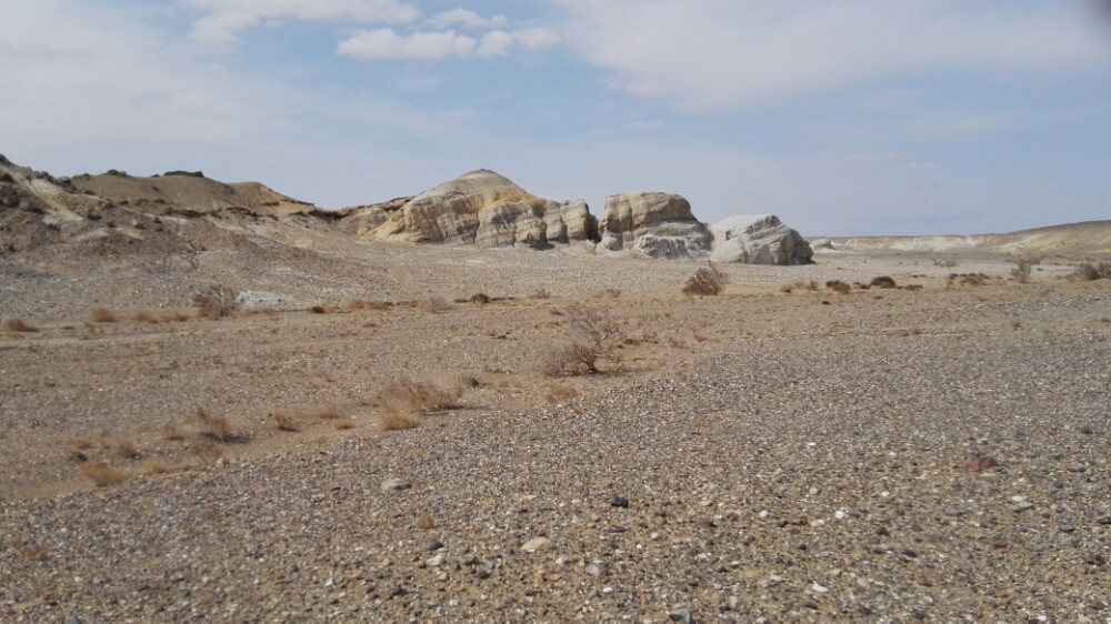 奇台将军戈壁，大漠雅丹，有很多传说，有恐龙化石硅化木，千万年