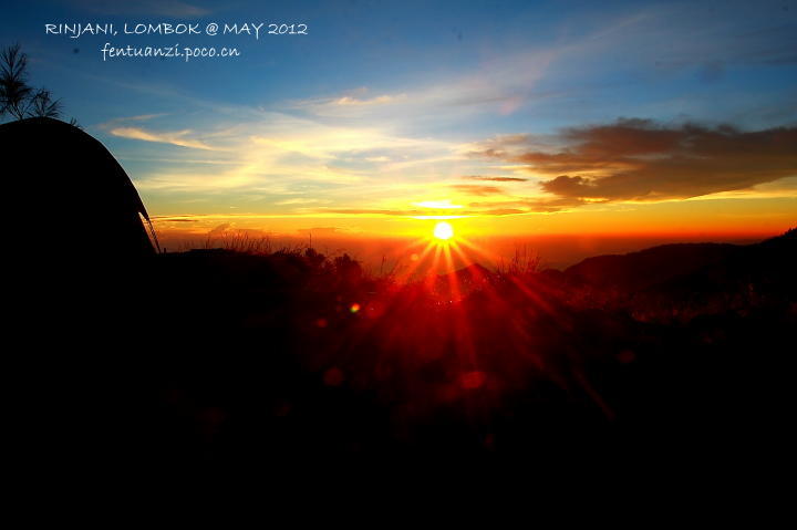 征服林加尼火山，站在火山口看日出