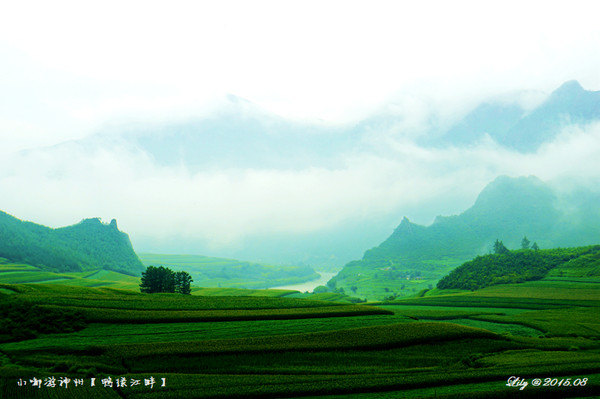 雨中鸭绿江畔望朝鲜，云山雾罩