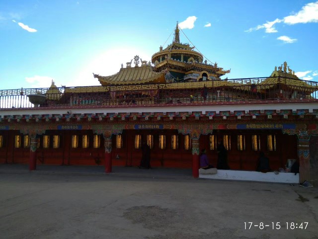 色达佛学院是世界上最大的藏传佛学院之一。