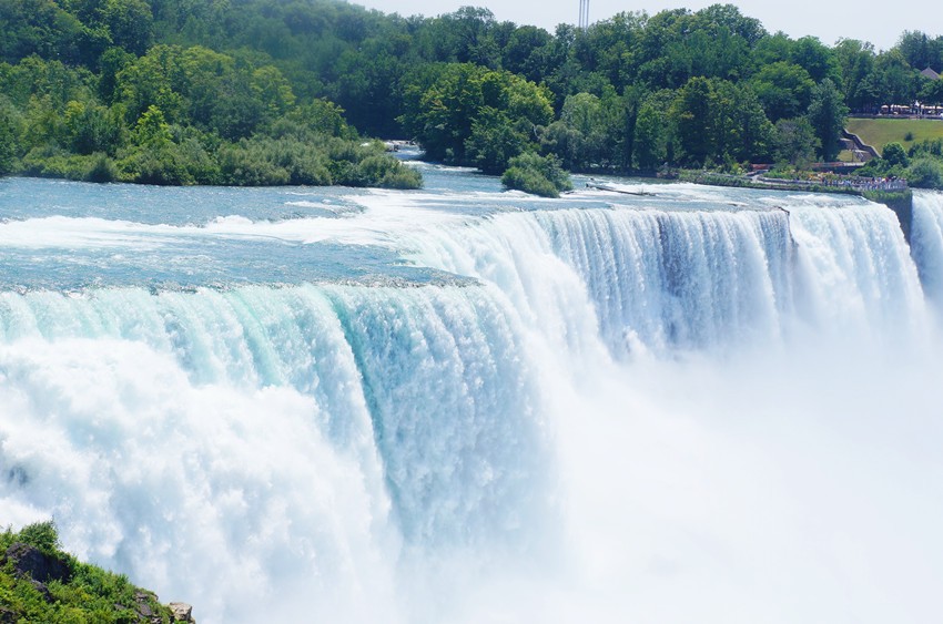 尼亚加拉大瀑布  尼亚加拉瀑布(Niagara Falls)位于加拿大安大略省和美国纽约州的交界处，
