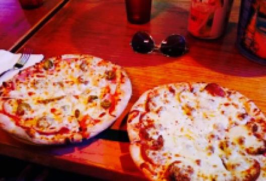Wave Pizza Company and Banzai Beach Club美食图片