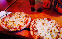 Wave Pizza Company and Banzai Beach Club餐厅图片