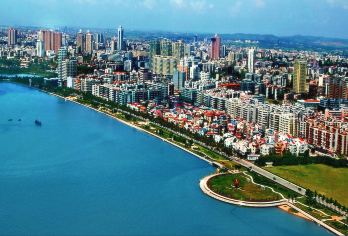 湛江湖光岩+金沙湾+红嘴鸥游船(含门票+船票市区上门接送】【漫步欣赏湛江浪漫金沙湾海滩美景，拥抱碧海蓝天，来一场说走就走的浪漫滨海游!】