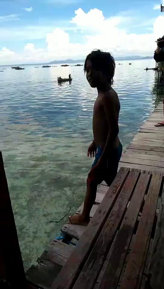 遇见马布 马布岛的孩子仿佛天生熟识水性，而且及其纯朴，看到游客他们会很主动的微笑，并表演跳水。