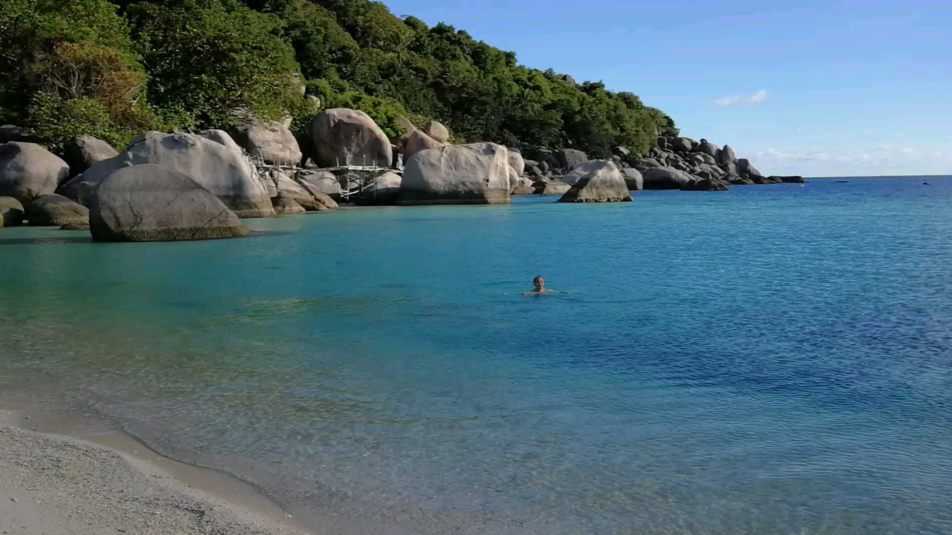 南园岛清澈的海水