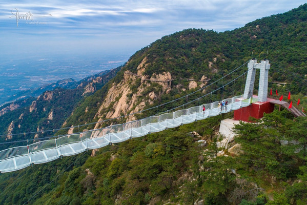 这座玻璃桥只有160米长，却在海拔1000多米的沂蒙山上，你敢踩吗