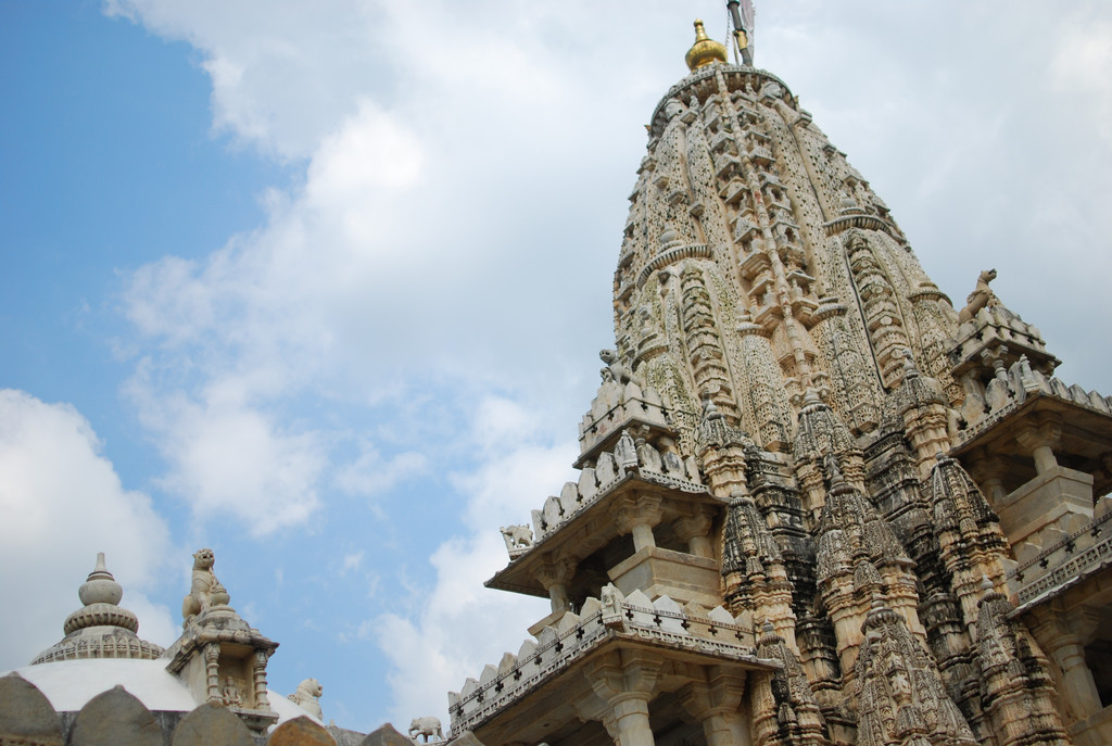 这座耆那教最大的神庙，因为其巧夺天工的白色大理石雕刻而十分有名。在里面慢慢游走，细细打量这些建筑界的
