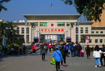 东兴万尾金滩+东兴口岸一日游【打卡特色中越边境小城】【边境游：中越友谊公园、红旗街、边境口岸、大清国五号界碑、北仑河】