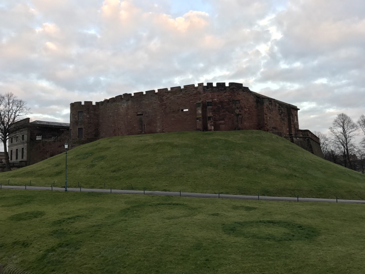 如今切斯特城堡遗迹只剩下瞭望塔和部分城墙。