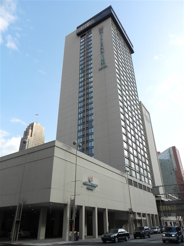 到了Millennium Hotel Cincinnati，一家很好的四星酒店，位于第五大道，正是市