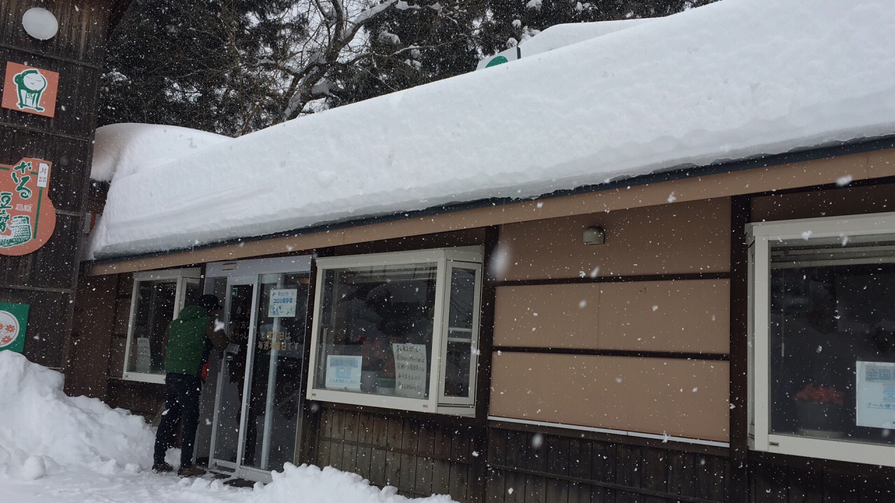 深山大雪纷飞