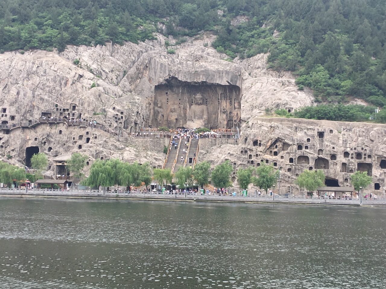 龙门石窟 龙门石窟是中国四大石窟之一，青山绿水，万像生辉，作为佛教艺术宝库，中国古碑刻最多的一处，有