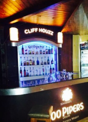 Cliff Houzz Restaurant & Bar