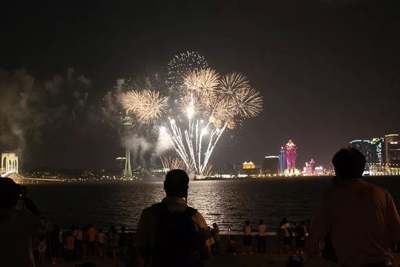 國際煙花比賽匯演:五光十色照澳門,親一同來歡呼喝采,欣賞幅幅璀璨圖案!