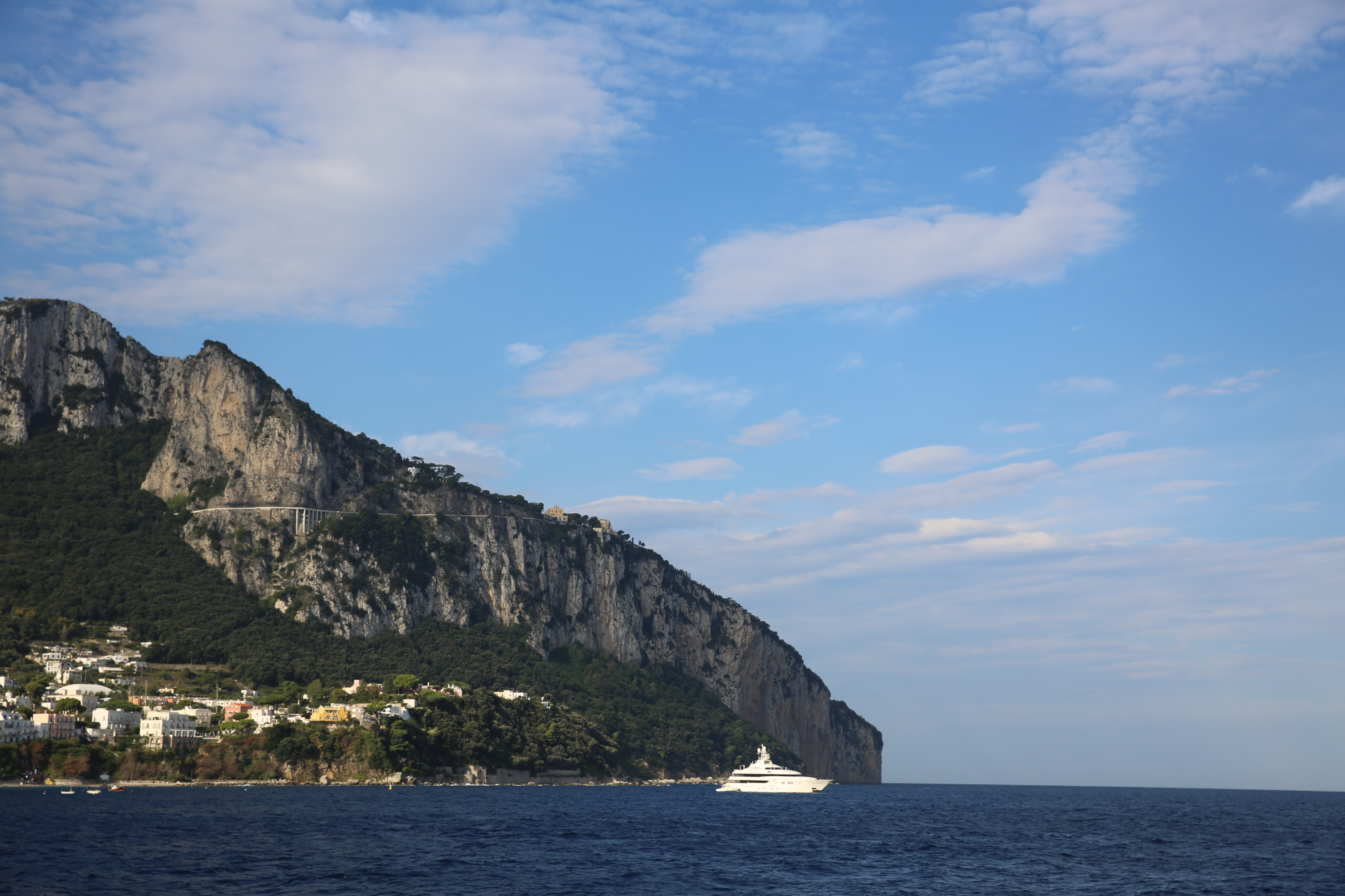 布利岛，在那不勒斯湾南部入海口附近。属意大利坎佩尼亚(Campania)区，与索伦托(Sorrent