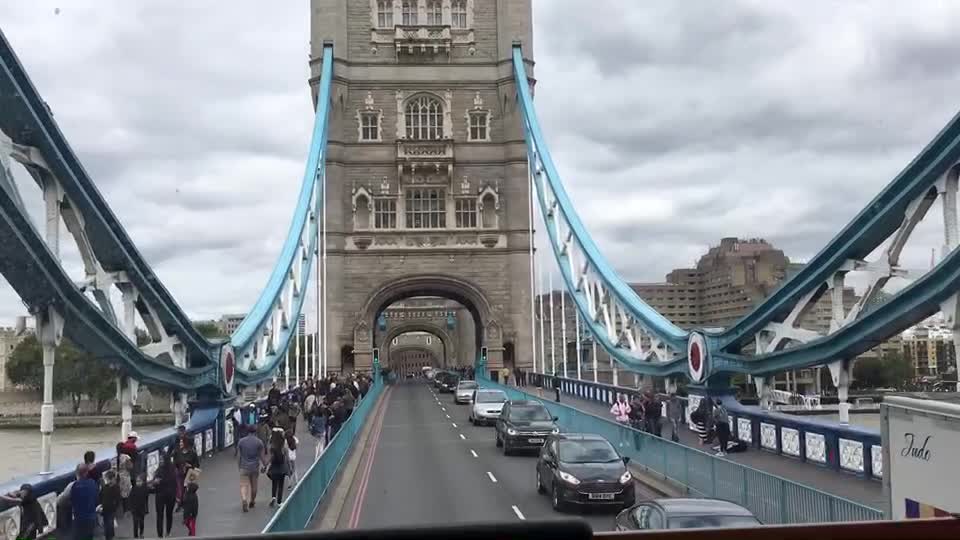 坐双层巴士通过伦敦塔桥