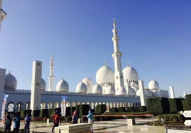 阿布扎比大清真寺——你难以想象的豪华