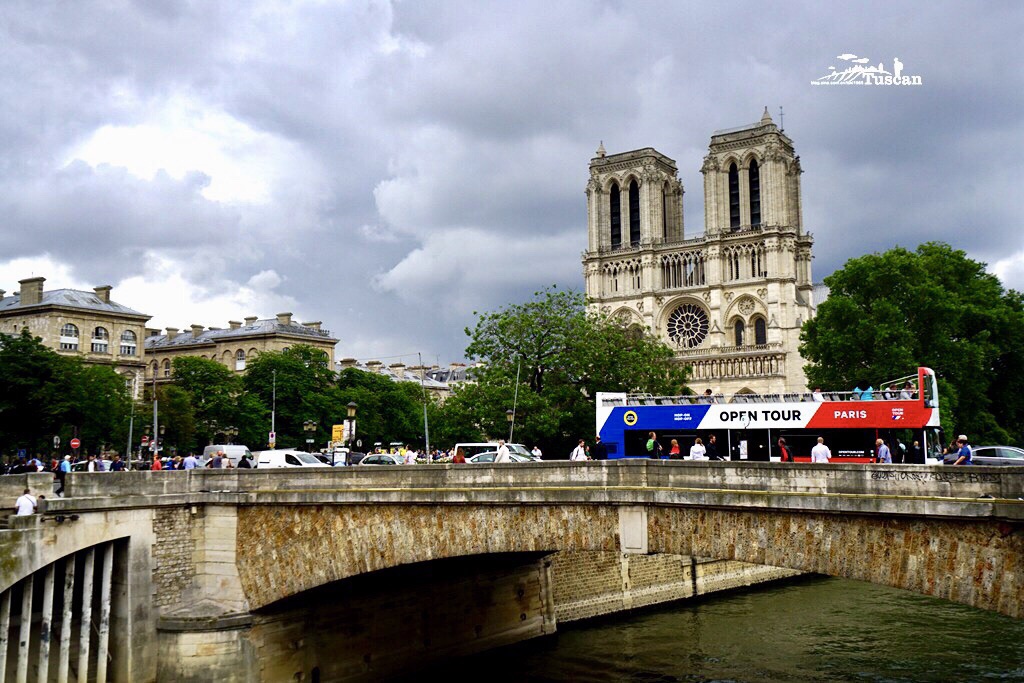 法国巴黎，以降水女神名字命名的河——塞纳河