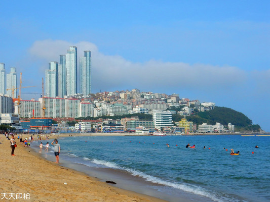 韩国釜山海滨踏浪