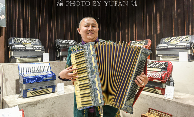 鲜为人知的中国手风琴之都，有位老人收藏1200台手风琴成网红