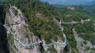 《航拍中国》湖南篇震撼上映!平江石牛寨绝壁飞拉达惊艳翻牌,你敢挑战么?