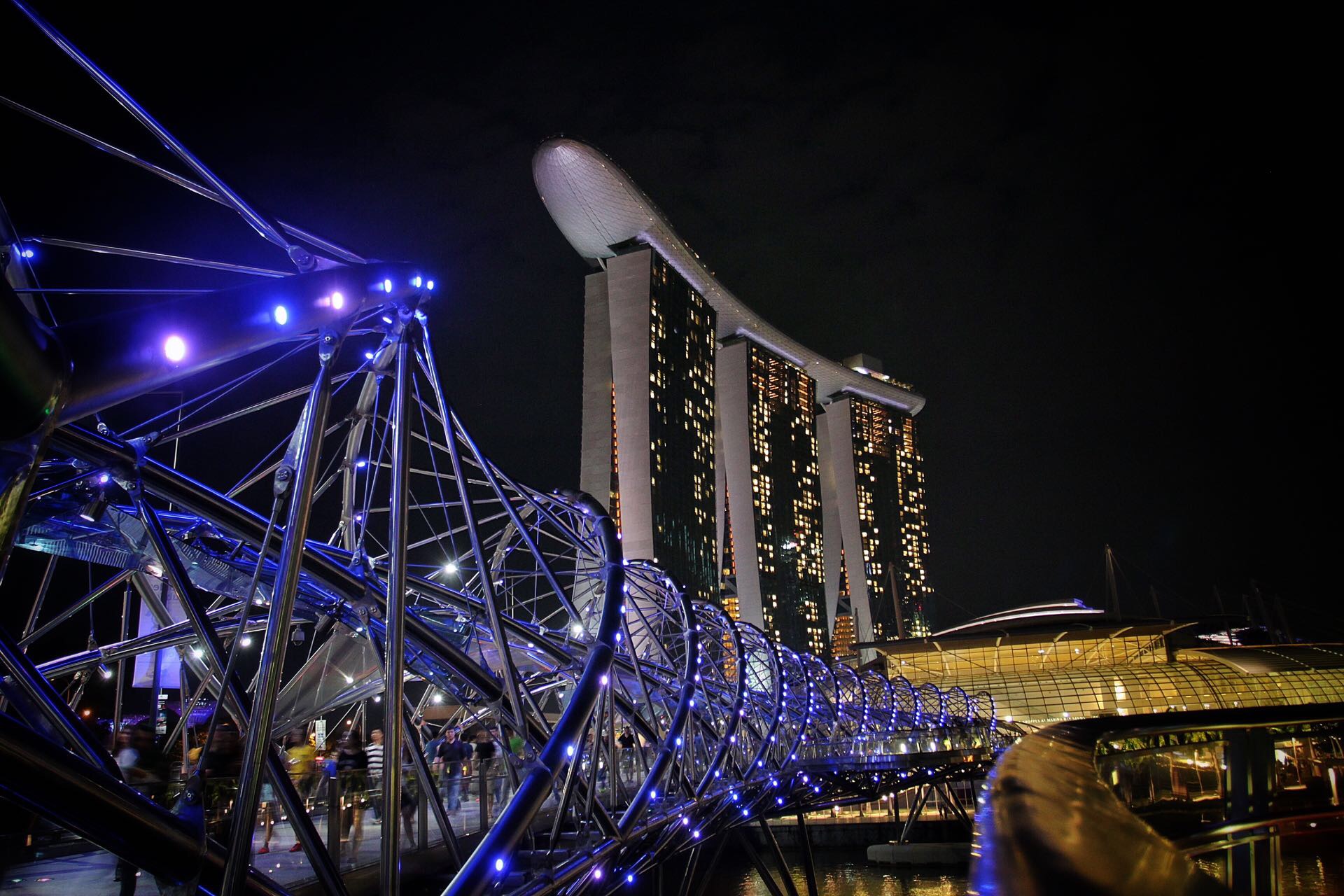 夜色璀璨滨海湾 滨海湾，就像新加坡的心脏，夜色下，跳动得愈发活力。       搭摩天轮或者金沙酒店