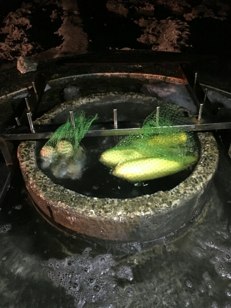 台湾绿岛的朝日温泉可以当大火锅用，汤还是天然咸的，真是有好吃